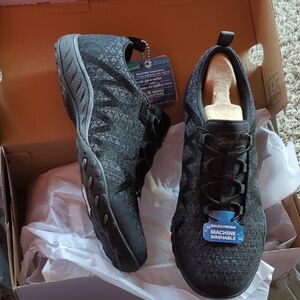 🎈⬛ NIB Women's Skechers Black Knit Sneakers Size 6
